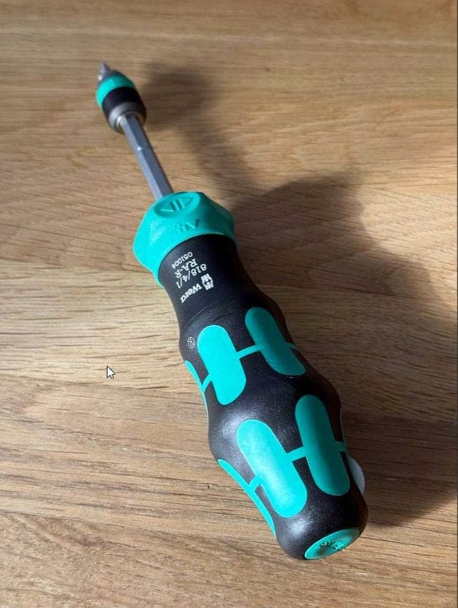 Wera Kraftform Kompakt Schraubendreher mit Bit auf einer Holzoberfläche