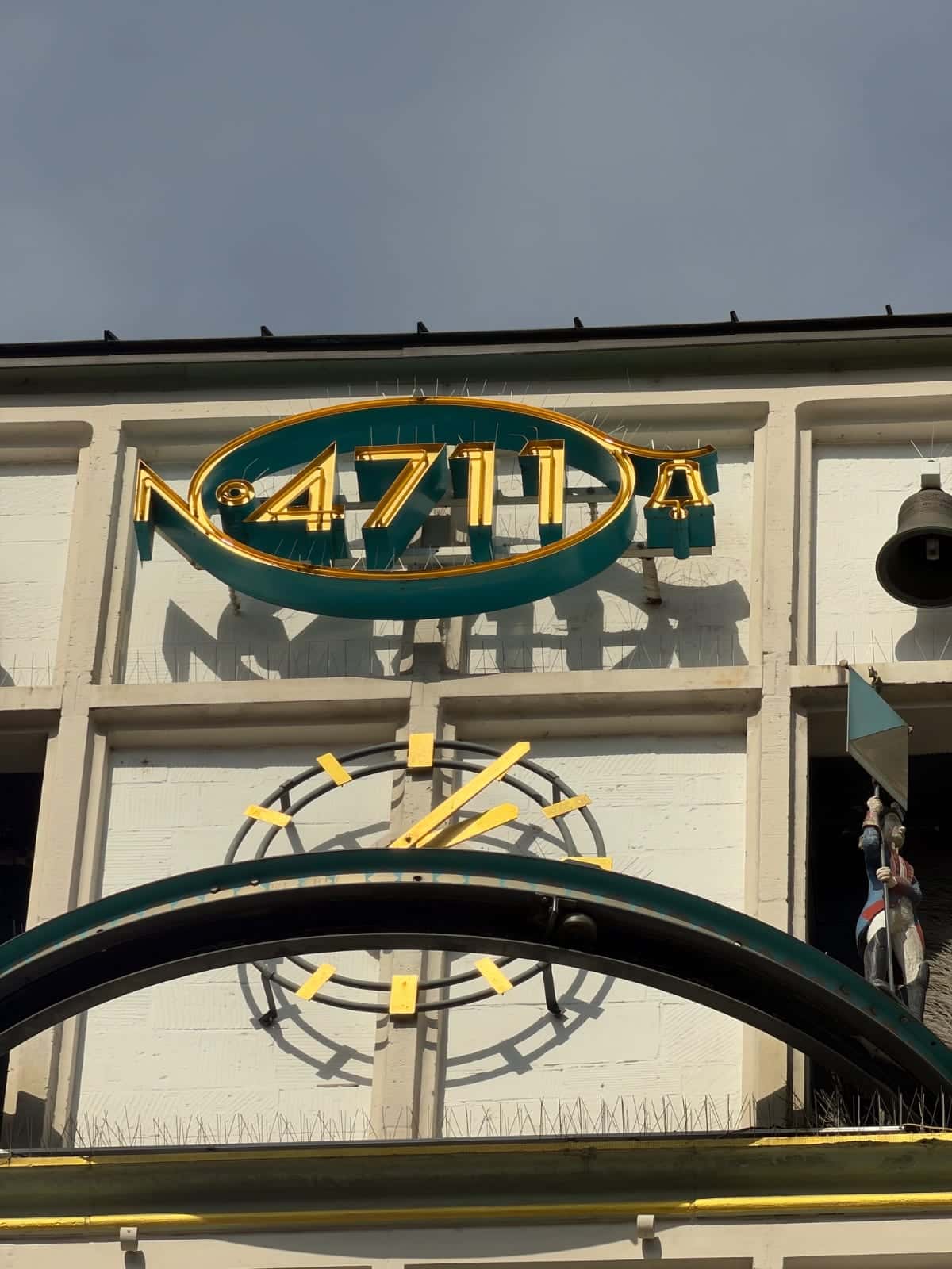 Außenansicht von Dufthaus 4711 mit großem 4711-Logo und einer Uhr an der Fassade